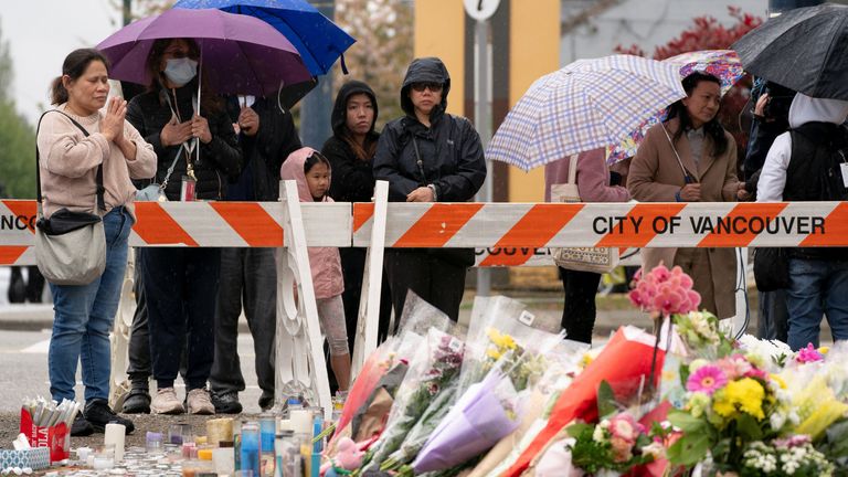 Lidé navštěvují pamětní místo. Pic: Reuters