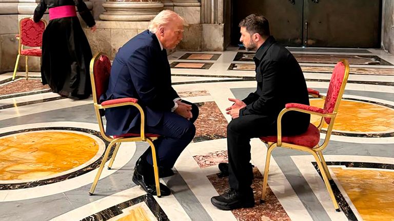 Na této fotografii poskytované ukrajinským prezidentským tiskovým úřadem ukrajinského prezidenta Volodymyr Zelenskyyho a prezidenta Donalda Trumpa hovořili, když se účastní pohřbu papeže Františka ve Vatikánu v sobotu 26. dubna 2025. (Ukrajinský prezidentský tiskový úřad prostřednictvím AP))