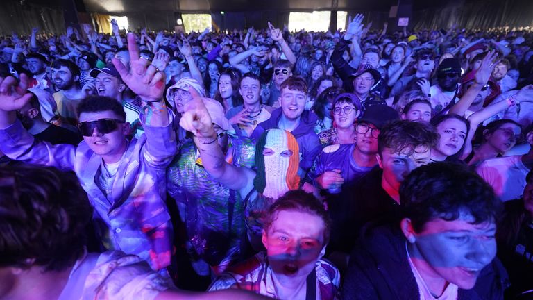 Fanoušci Kneecap během festivalu elektrického pikniku v roce 2022.