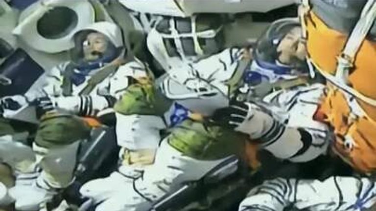 Čínská astronauti začínají cestu do vesmírné stanice.