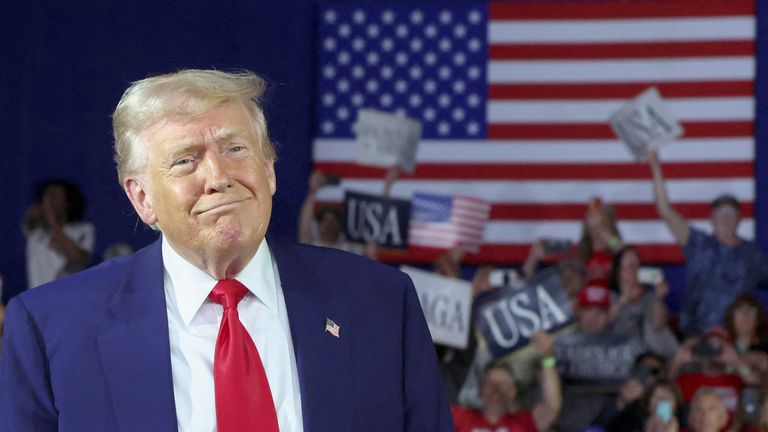 Americký prezident Donald Trump pořádá shromáždění, který má svůj 100. den v kanceláři, na Macomb Community College ve Warrenu, Michigan, USA, 29. dubna 2025. Reuters/Evelyn Hockstein