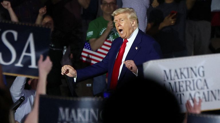 Donald Trump tančí na konci své rally. Pic: Reuters