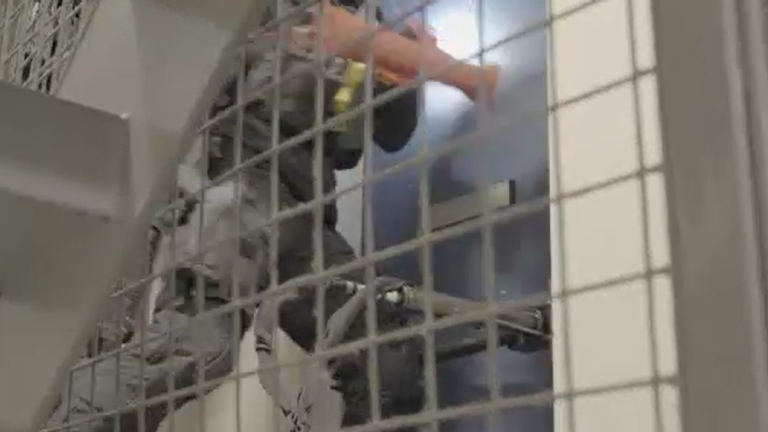 Ve chvíli, kdy se ozbrojená policie rozbila ve dveřích místa, kde downes zůstal v úsvitu, než ho zatkl