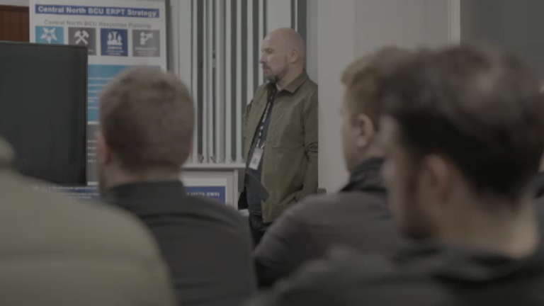 Derek Caroll, specializovaný taktický velitel střelných zbraní, během briefingu před úsvitem