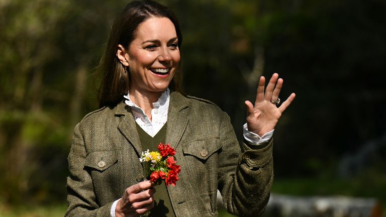 Princezna z Walesu, známá jako vévodkyně z Rothesay, když ve Skotsku se setkává s krajinou strážců ze služby Mull a Iona Ranger v Ardura Community Forest, aby zdůraznila důležitost ochrany a prosazování přirozeného prostředí, poslední den královské návštěvy Isle of Mull. Datum obrázku: Středa 30. dubna 2025.