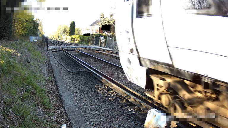 Jakmile si všiml příchozího vlaku, teenager skočil zpět. Pic: National Rail