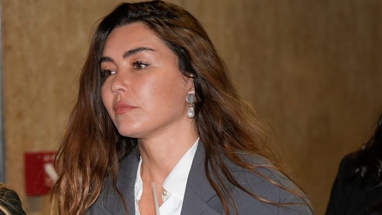 Miriam Haley, žalobce svědčící v soudním řízení Harveyho Weinsteina, dorazí do soudní síně po přestávce v New Yorku, úterý 29. dubna 2025. (AP Photo/Seth Wenig)