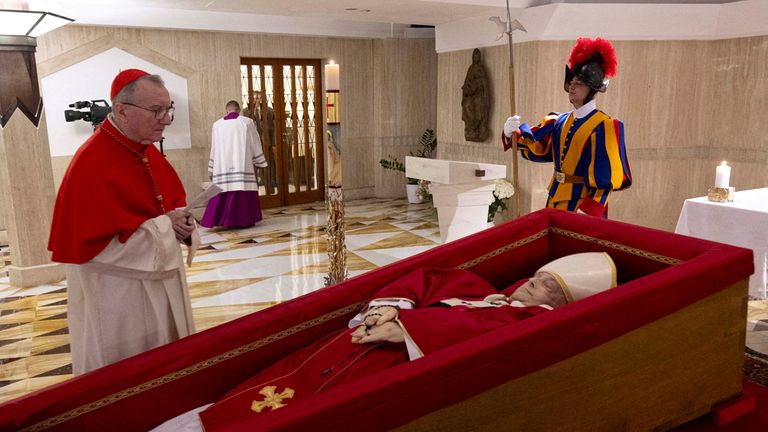 Citlivý materiál. Tento obrázek může urazit nebo narušit kardinála Pietro Parolin, státní sekretář státního ministra, stojí poblíž těla papeže Františka, umístěný v otevřené rakvi během obřadu Deklarace smrti v rezidenci Santa Marta ve Vatikánu, 21. dubna 2025. Vatikánská média/podklady reuters prostřednictvím editorů Reuters Attects Editors. TPX obrázky dne