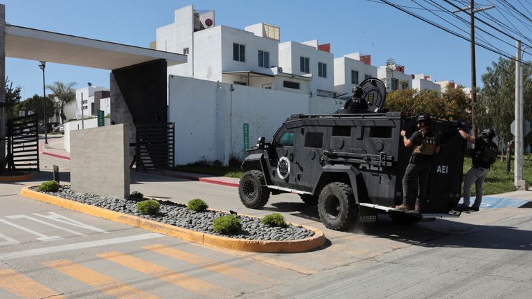 Členové bezpečnostních sil pracují poblíž místa činu, kde americký občan zastřelil a zabil Abigail Esparza Reyes.  Pic: Reuters