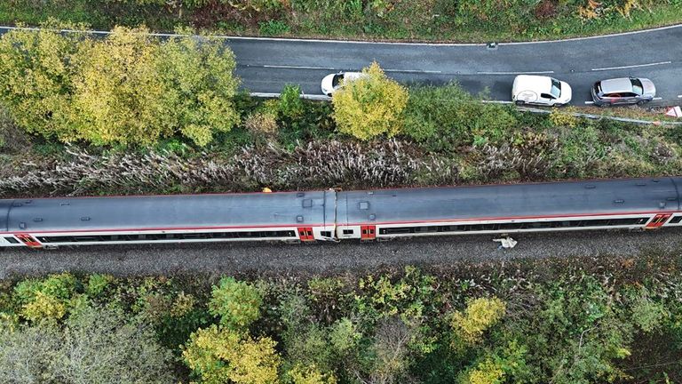 Letecký pohled na havárii vlaku poblíž Tareddigu v Powys. PIC: Pobočka pro vyšetřování železnice