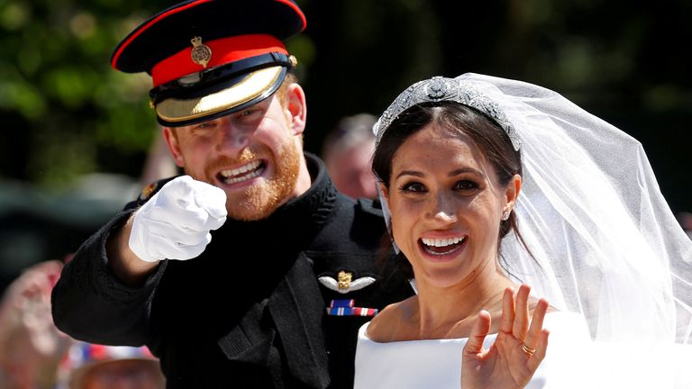 Britský princ Harry gesta vedle své manželky Meghan, když jezdí po svatebním obřadu v kapli sv. Jiřího ve Windsoru v Británii, 19. května 2018. Obrázek pořízený 19. května. "Poy desetiletí" Pro tento příběh. VYHLEDÁVÁNÍ "Reuters Poy" Pro všechny nejlepší balíčky z roku 2019. TPX obrázky dne.