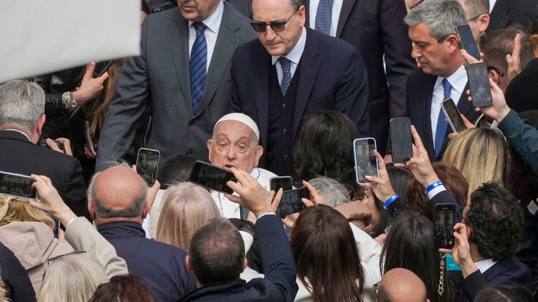 Papež Francis dorazí na konci mše. Pic: Ap