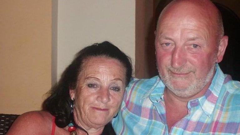 Lewis Stone a jeho manželka Elizabeth (Liz), Lewis Stone, byl 28. února 2019 smrtelně bodnut Davidem Fleetem, byl podle zákona o duševním zdraví rozdělen poté, co připustil zabití se sníženou odpovědností. Lewisova rodina požaduje, aby Hywel DDA Health Board odhaluje podrobnosti o interní zprávě o důvěře NHS v léčbě duševního zdraví flotily. Fotky pocházející z rodiny přes Mark.Thompson@sky.uk