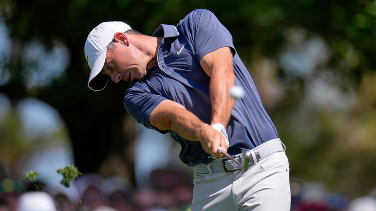 Rory McIlroy ze Severního Irska zasáhla jeho odpaliště na čtvrtou jamku během posledního kola na golfovém turnaji Masters, neděle 13. dubna 2025, v Augusta, Ga. (AP Photo Walker IV)