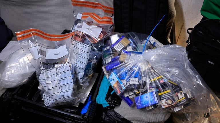 Zboží zabavené během jejich návštěvy v obchodě Vape v Rochdale.  Pic: GMP/PA