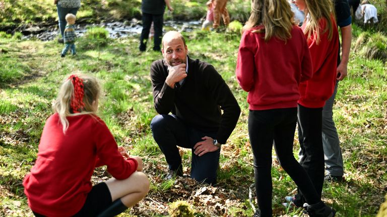 Princ z Walesu, známý jako vévoda z Rothesay, když ve Skotsku, hovoří s žáky ze základní školy Lochdonhead během návštěvy v Ardura Community Forest