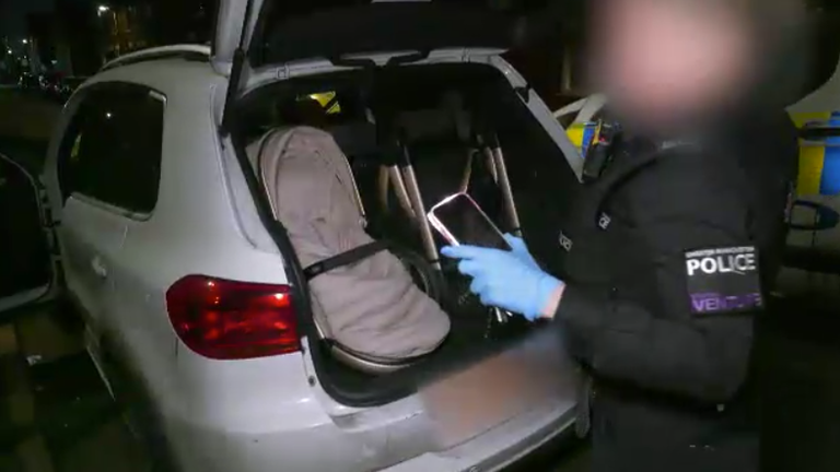 Auto přetažené důstojníky bylo plné dětského vybavení, stejně jako nůž a hotovost