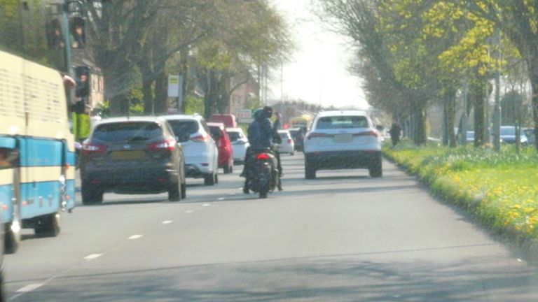 Mládež na moped natáčení samy o sobě unikly z policie - podezření na natáčení úniku a incidentů a poté jej zveřejňují online