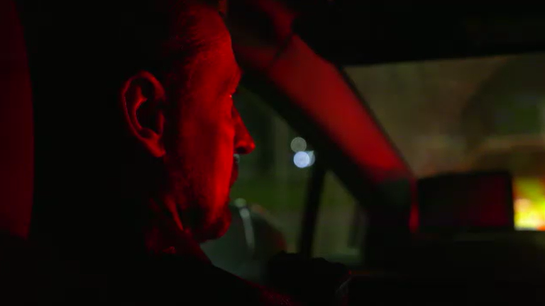 Jeden z důstojníků provozu, předtím, než zatáhnou auto s 50 000 liber a nožem