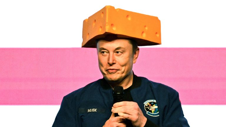 Elon Musk nosí sýrový klobouk, když pořádá rally na podporu kandidáta na konzervativní státní soud ve volbách 1. dubna v Green Bay ve Wisconsinu.  Pic: Reuters