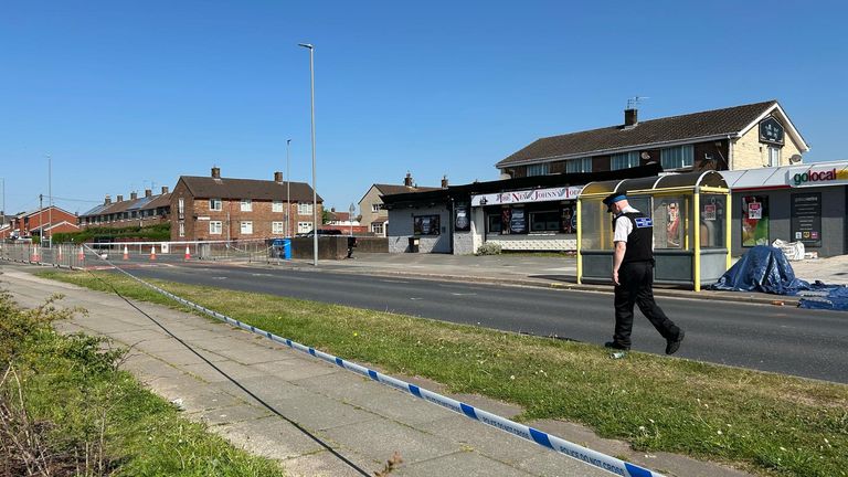 Policejní kordon v Kirkby, Merseyside
