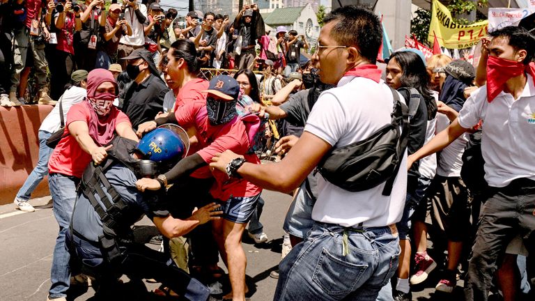 Protestující se střet s policií během demonstrace Labuor Day v Manile na Filipínách 