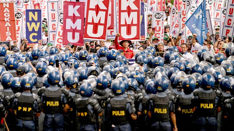 Protestující se střetávají s policií během ademostace Labor Day v Manile na Filipínách.  Pic: Reuters