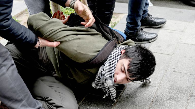 Policie zadrží demonstrace, protože se lidé pokoušejí vzdorovat zákazu a pochodovat na náměstí Taksim na oslavu května v Istanbulu v Turecku 1. května 2025. Reuters/Umit Bektas