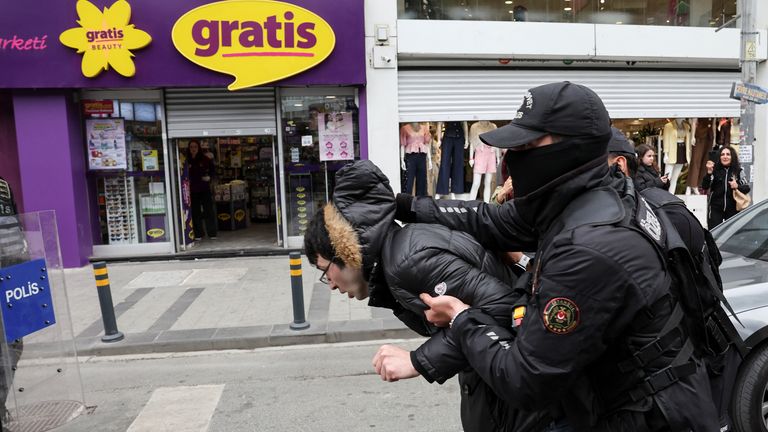Členové policie drží demonstrátora, protože se lidé pokoušejí vzdorovat zákazu a pochodovat na náměstí Taksim na oslavu May Day v Istanbulu.  Pic: Reuters