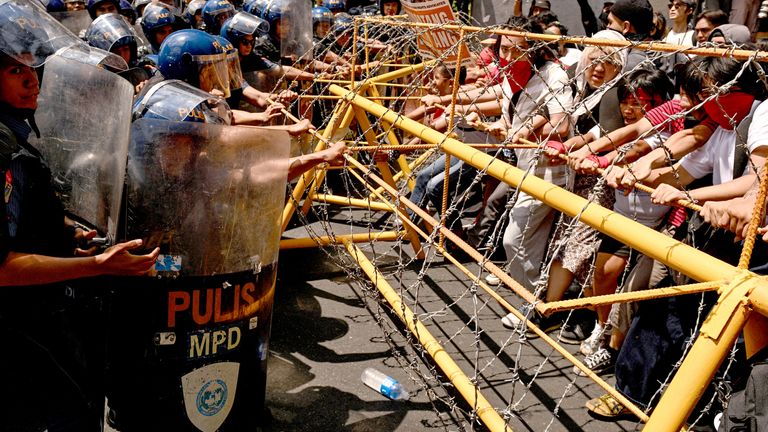 Protestující se střetávají s policií během demonstrace Labor Day v Manile na Filipínách.  Pic: Reuters