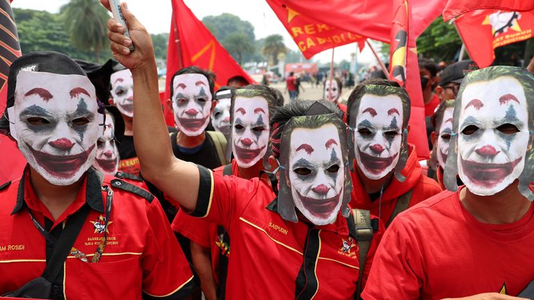 Dělníci nosí masky Joker, když se účastní protestu během shromáždění v květnu v Jakartě.  Pic: Reuters