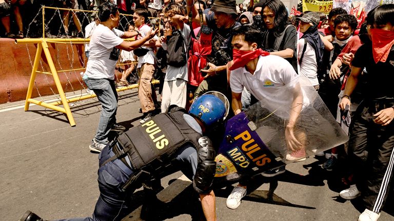 Protestující se střetávají s policií během demonstrace Labor Day v Manile na Filipínách.  Pic: Reuters