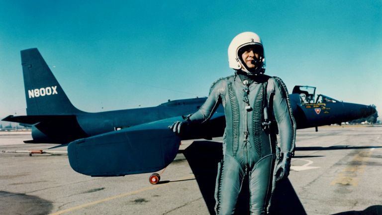 Legendární americký pilot Francis Gary Powers stojící před průzkumnou rovinou U-2. Powers a Rudolf Ivanovich Abel byli propuštěni z jejich vězeňských podmínek za špionáž a byli tajně vyměněni na hranici mezi západním Berlínem a východním Německem 10. února 1962 (Gary Powers, Jr. / Muzeum studené války prostřednictvím AP)