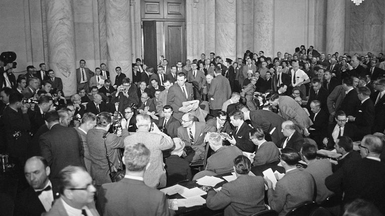 Diváci zasekávají velkou kauzuální místnost staré kancelářské budovy Senátu ve Washingtonu, 6. března 1962, pro svědectví Francis Gary Powers o jeho letu U2 nad Sovětským svazem, který skončil letadlem narážejícím na Zemi a síly padáky do ruských rukou. Powers sedí u stolu svědků. Jeho právník Larry Houston, Striped Tie, je vedle něj. (AP foto)