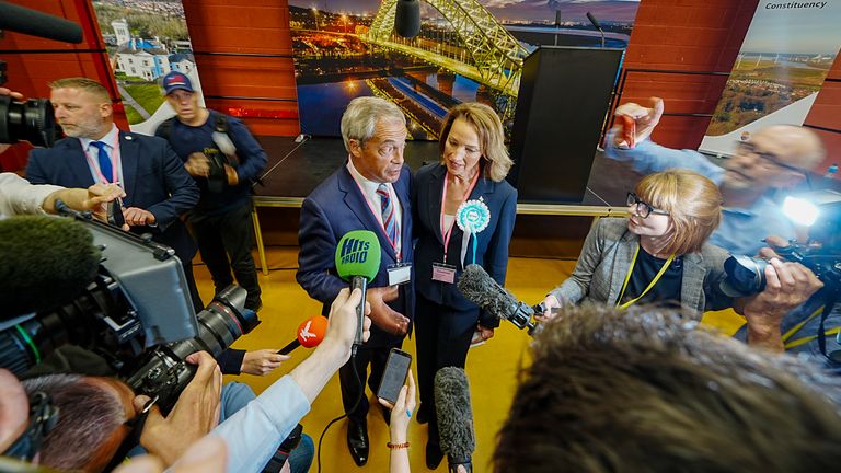 Kandidát na reformu UK Sarah Pochin a Nigel Farage hovoří s médii, když dorazí před výsledkem voleb Runcorn a Helsby na stadionu DCBL Halton, Widnes, Cheshire. Datum obrázku: pátek 2. května 2025. PA foto. Viz volby politiky příběhu PA. Foto kredit by si měl přečíst: Peter Byrne/PA Wire                                              