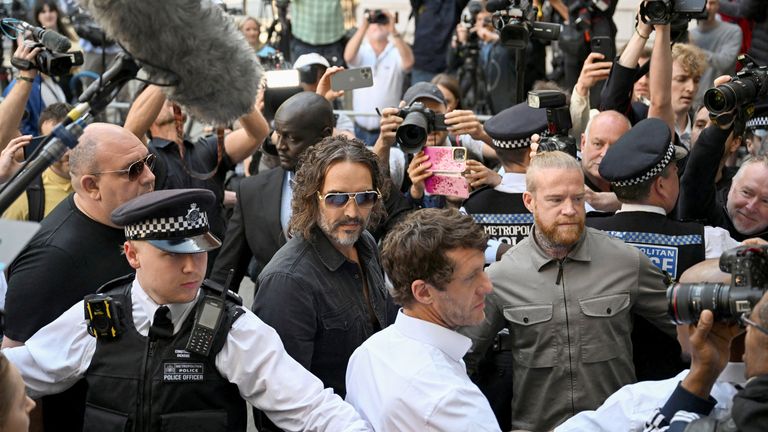 Russell Brand dorazí na soud Westminster Magistrates 'Court.  Pic: Reuters