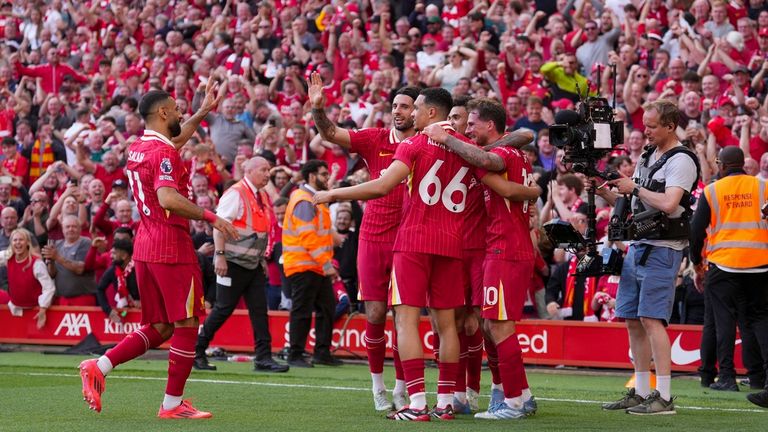 Liverpoolův Alexis Mac Allister (vpravo) a spoluhráči slaví svůj druhý gól pro Liverpool. Pic: Ap