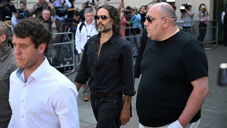 Russell Brand opustí soud.  Pic: Reuters