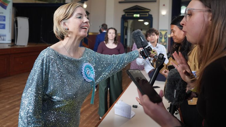 Reformní britská kandidátka Dame Andrea Jenkyns odtlačuje mikrofon novináře při rozhovoru s médii.  Pic: Pa