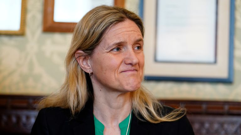 Kim Leadbeater na tiskové konferenci v domech parlamentu ve Westminster v Londýně, aby diskutoval o nevyléčitelně nemocných dospělých (na konci života). F