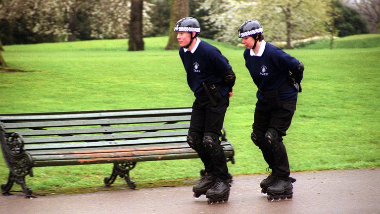 Royal Parks Constabulary důstojníci nosí válečky v Kensington Palace Gardens v roce 2000. Obrázek: PA