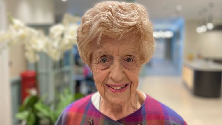 Ruth Bourne, 98, si pamatuje „elektrické bzučení“ mezi davy párty mimo Buckinghamský palác v den VE. 