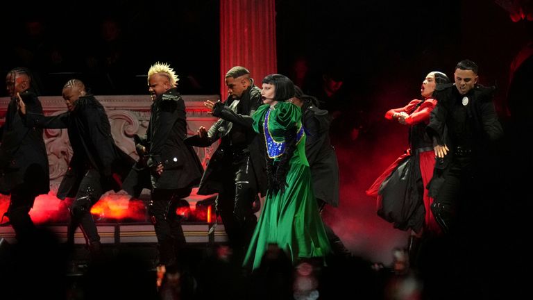 Lady Gaga, centrum, vystupuje během svého bezplatného koncertu na pláži Copacabana v Rio de Janeiro v sobotu 3. května 2025. (AP Photo/Silvia Izquierdo)