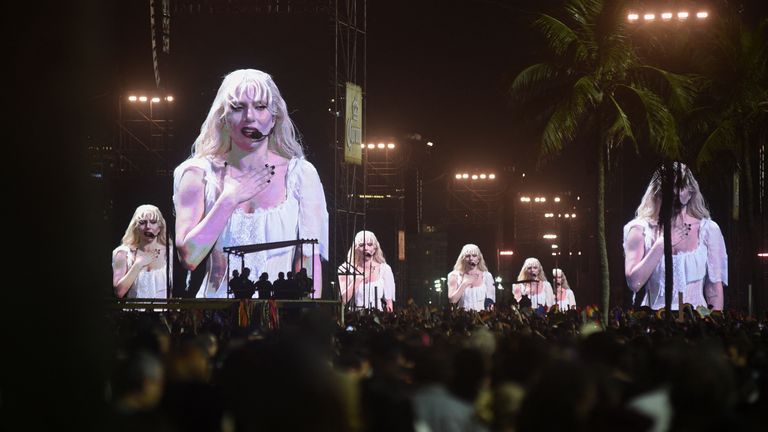 Lidé se účastní otevřeného koncertu Lady Gaga na pláži Copacabana v Rio de Janeiro v Brazílii, 3. května 2025. Reuters/Tita Barros