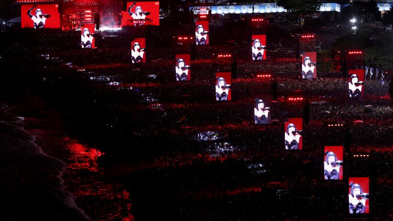 Gaga viděl vystupování na obřích obrazovkách zřízených po pláži. Pic: Reuters