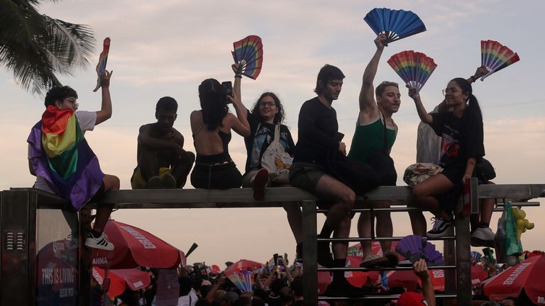 Fanoušci najdou místo pro sledování show. Pic: Ap