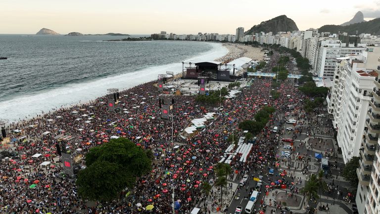 Letecký pohled ukazuje, jak se fanoušci shromažďují na pláži Copacabana před příjezdem Lady Gaga. Pic: Reuters