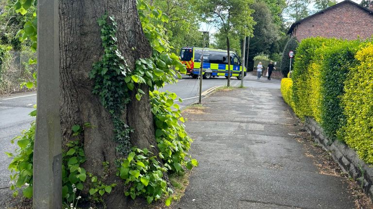 Jeden podezřelý byl zatčen v Cheadle Hulme, Greater Manchester. Pic: Sarah Cash