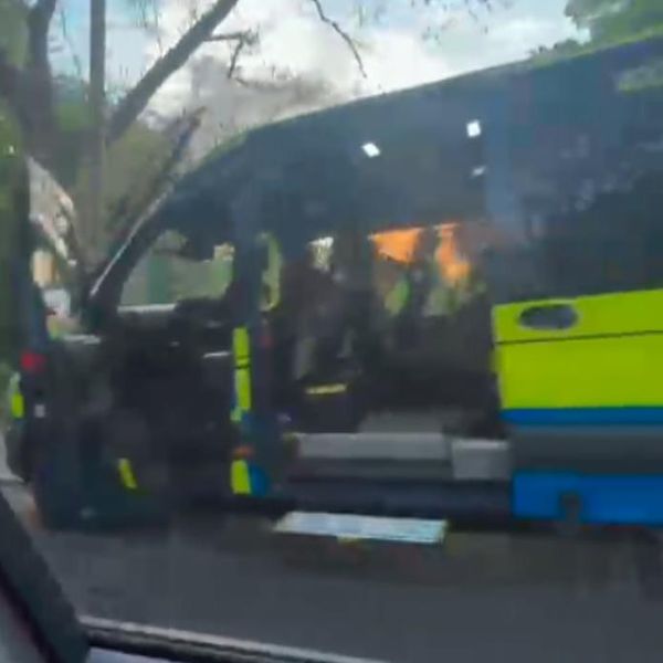 Záběry pro cestující policejní dodávky v Stockportu nad náměstí zatčení terorismu nebo portrétu