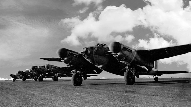 Colin letěl bombardérem komárů a provedl 50 bombardovacích nájezdů nad Německem